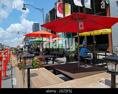 Une partie de la route est reprise par les restaurants de la rue Yonge, à Toronto, car les repas à l'extérieur sont plus sûrs pendant la pandémie. Banque D'Images