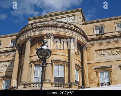 Vue arrière sur le palais de Buckingham, avec colonnes et balcon circulaire Banque D'Images
