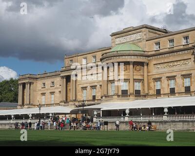 Vue arrière du palais de Buckingham, vers le jardin, avec les visiteurs qui quittent l'excursion Banque D'Images