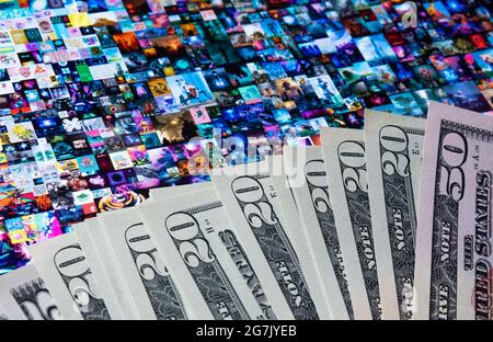 Argent placé sur l'écran de l'ipad avec Beeple EVERYDAYS: LES 5000 PREMIERS JOURS de collage art signé avec le jeton NFT. Concept. Stafford, Royaume-Uni, juillet 14, Banque D'Images