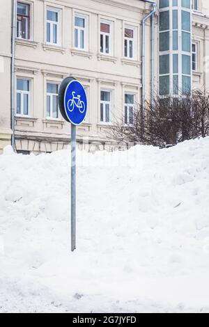 Signalisation routière de la piste cyclable sur la rue de la ville couverte de neige. Concept de saisons, sport saisonnier Banque D'Images