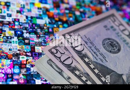 Argent placé sur l'écran de l'ipad avec Beeple EVERYDAYS: LES 5000 PREMIERS JOURS de collage art signé avec le jeton NFT. Concept. Stafford, Royaume-Uni, juillet 14, Banque D'Images