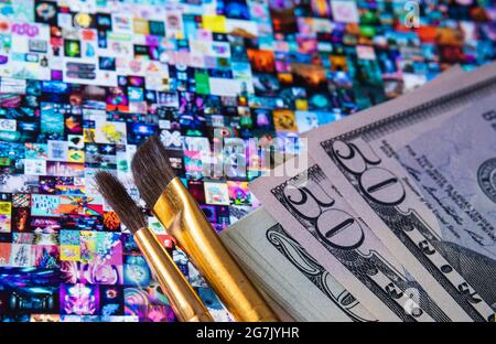 Argent avec des pinceaux placés sur l'écran de tablette avec Beeple EVERYDAYS: LES 5000 PREMIERS JOURS de collage art signé avec NFT jeton. Concept. Stafford, Kin Banque D'Images