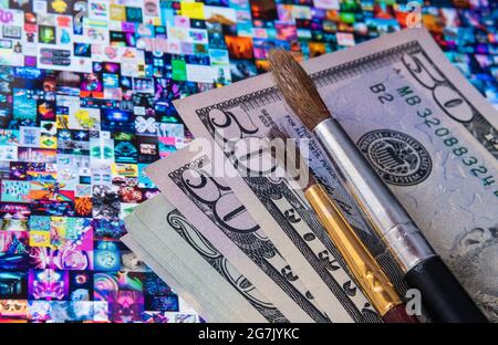 Argent avec des pinceaux placés sur l'écran de tablette avec Beeple EVERYDAYS: LES 5000 PREMIERS JOURS de collage art signé avec NFT jeton. Concept. Stafford, Kin Banque D'Images