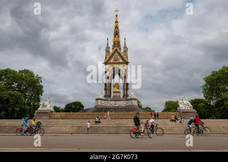 Londres. ROYAUME-UNI- 07.11.2021. Le côté sud de l'Albert Memorial avec des visiteurs en premier plan. Banque D'Images