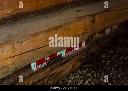 Vieux coffee canettes utilisées pour le cliquetis dans la cabane en rondins du garde-feu près de la ville fantôme de Garnet, Montana, États-Unis Banque D'Images