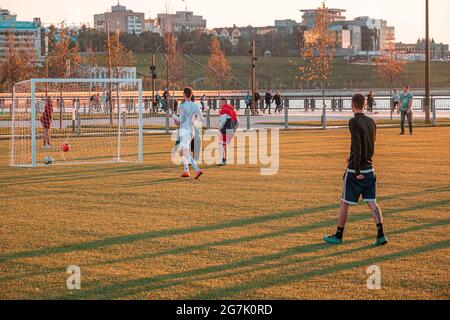 Kazan, Russie - 12 septembre 2020 : les jeunes joueurs de football jouent au football sur le terrain dans le parc public de la ville, lors d'une soirée d'été. Banque D'Images