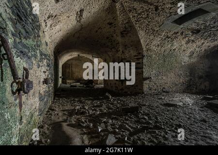 Salle Cannon du fort des Capucins sur la côte altlantique française. Banque D'Images