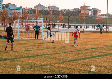 Kazan, Russie - 12 septembre 2020 : les jeunes joueurs de football jouent au football sur le terrain dans le parc public de la ville, lors d'une soirée d'été. Banque D'Images