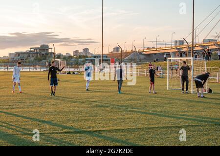 Kazan, Russie - 12 septembre 2020 : les jeunes joueurs de football jouent au football sur le terrain dans le parc public de la ville, lors d'une soirée d'été. Banque D'Images