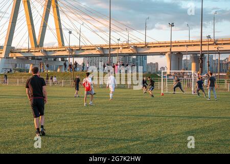 Kazan, Russie - 12 septembre 2020 : les jeunes joueurs de football jouent au football sur le terrain dans le parc public de la ville, lors d'une soirée d'été. Banque D'Images