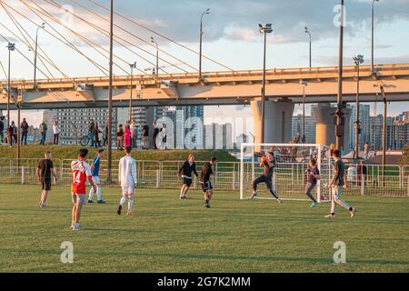 Kazan, Russie - 12 septembre 2020 : les jeunes joueurs de football jouent au football sur le terrain dans le parc public de la ville, lors d'une soirée d'été. Banque D'Images