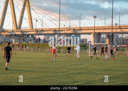 Kazan, Russie - 12 septembre 2020 : les jeunes joueurs de football jouent au football sur le terrain dans le parc public de la ville, lors d'une soirée d'été. Banque D'Images