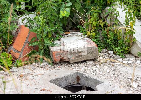 Сonstruction déchets, débris et déchets en décombres dans une zone de forêt verte éloignée. Nature et pollution du sol. Banque D'Images