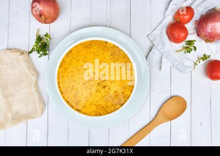 CUISINE PÉRUVIENNE, soupe traditionnelle à la minuta dans des bols blancs, vue de dessus. Banque D'Images
