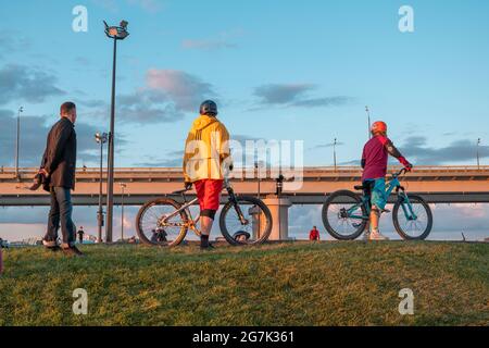 Kazan, Russie - 12 septembre 2020 : jeunes coureurs sur des vélos BMX sur la rampe du parc de skate dans le parc public de la ville pour les loisirs actifs Banque D'Images