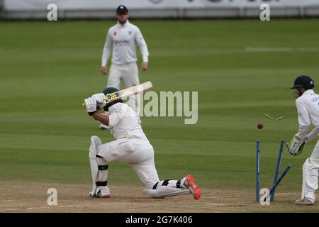 CHESTER LE STREET, ROYAUME-UNI. 14 JUILLET Ben Hutton, de la région de Notinghamshire, est sous la houle de Scott Borthwick de Durham lors du match de championnat du comté de LV= entre le Durham County Cricket Club et le Notinghamshire à Emirates Riverside, Chester le Street le mercredi 14 juillet 2021. (Credit: Mark Fletcher | MI News) Credit: MI News & Sport /Alay Live News Banque D'Images