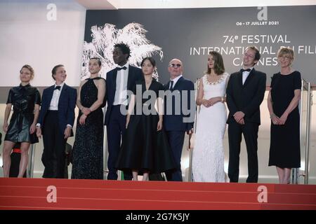 14 juillet 2021, CANNES, France: CANNES, FRANCE - 14 JUILLET: Lea Mysius, Céline Sciamma, Jehnny Beth, Lucie Zhang, Makita Samba, Jacques Audiard, Noemie Merlant, invité et Valerie Schermann assistent à la projection des Olympiades (Paris 13ème District) lors du 74ème Festival annuel de Cannes le 14 juillet 2021 à Cannes, France. (Image de crédit : © Frederick InjimbertZUMA Wire) Banque D'Images