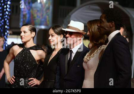 14 juillet 2021, CANNES, France: CANNES, FRANCE - 14 JUILLET: Noemi Merlant, Jehnny Beth, Lucie Zhang, Jacques Audiard et Makita Samba assistent à la projection des Olympiades (Paris 13ème District) lors du 74ème Festival annuel du film de Cannes le 14 juillet 2021 à Cannes, France. (Image de crédit : © Frederick InjimbertZUMA Wire) Banque D'Images