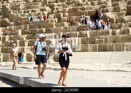 Giza, Égypte. 14 juillet 2021. Les touristes visitent le site pittoresque des Pyramides de Gizeh à Gizeh, en Égypte, le 14 juillet 2021. Le secteur du tourisme égyptien a récupéré de 40 pour cent dans le cadre des mesures de précaution de la COVID-19, en vue d'une reprise plus poussée après que d'autres pays aient mis fin aux blocages et interdictions de voyager, a déclaré le président de l'Autorité égyptienne de promotion du tourisme (TPA) dans un entretien récent avec Xinhua. Credit: Ahmed Gomaa/Xinhua/Alamy Live News Banque D'Images