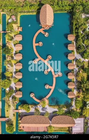 Vue aérienne des bulles dans la forêt, réplique des Maldives, à Nakhon Pathom, Thaïlande Banque D'Images