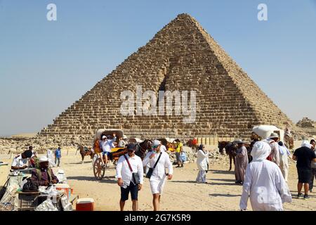 Giza, Égypte. 14 juillet 2021. Les touristes visitent le site pittoresque des Pyramides de Gizeh à Gizeh, en Égypte, le 14 juillet 2021. Le secteur du tourisme égyptien a récupéré de 40 pour cent dans le cadre des mesures de précaution de la COVID-19, en vue d'une reprise plus poussée après que d'autres pays aient mis fin aux blocages et interdictions de voyager, a déclaré le président de l'Autorité égyptienne de promotion du tourisme (TPA) dans un entretien récent avec Xinhua. Credit: Ahmed Gomaa/Xinhua/Alamy Live News Banque D'Images