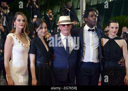 14 juillet 2021, CANNES, France: CANNES, FRANCE - 14 JUILLET: Noemi Merlant, Jehnny Beth, Lucie Zhang, Jacques Audiard et Makita Samba assistent à la projection des Olympiades (Paris 13ème District) lors du 74ème Festival annuel du film de Cannes le 14 juillet 2021 à Cannes, France. (Image de crédit : © Frederick InjimbertZUMA Wire) Banque D'Images