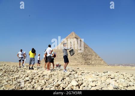 Giza, Égypte. 14 juillet 2021. Les touristes visitent le site pittoresque des Pyramides de Gizeh à Gizeh, en Égypte, le 14 juillet 2021. Le secteur du tourisme égyptien a récupéré de 40 pour cent dans le cadre des mesures de précaution de la COVID-19, en vue d'une reprise plus poussée après que d'autres pays aient mis fin aux blocages et interdictions de voyager, a déclaré le président de l'Autorité égyptienne de promotion du tourisme (TPA) dans un entretien récent avec Xinhua. Credit: Ahmed Gomaa/Xinhua/Alamy Live News Banque D'Images