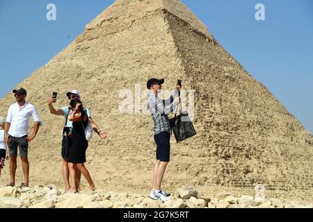 Giza, Égypte. 14 juillet 2021. Les touristes visitent le site pittoresque des Pyramides de Gizeh à Gizeh, en Égypte, le 14 juillet 2021. Le secteur du tourisme égyptien a récupéré de 40 pour cent dans le cadre des mesures de précaution de la COVID-19, en vue d'une reprise plus poussée après que d'autres pays aient mis fin aux blocages et interdictions de voyager, a déclaré le président de l'Autorité égyptienne de promotion du tourisme (TPA) dans un entretien récent avec Xinhua. Credit: Ahmed Gomaa/Xinhua/Alamy Live News Banque D'Images