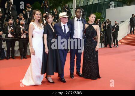 14 juillet 2021, CANNES, France: CANNES, FRANCE - 14 JUILLET: Noemi Merlant, Jehnny Beth, Lucie Zhang, Jacques Audiard et Makita Samba assistent à la projection des Olympiades (Paris 13ème District) lors du 74ème Festival annuel du film de Cannes le 14 juillet 2021 à Cannes, France. (Image de crédit : © Frederick InjimbertZUMA Wire) Banque D'Images