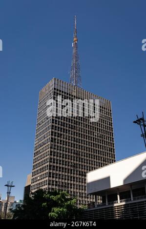 Vue sur Barao de Itatiaya immeuble de centre commercial de condominium avec une grande antenne de radiodiffusion montée sur le dessus sous ciel bleu clair. Banque D'Images