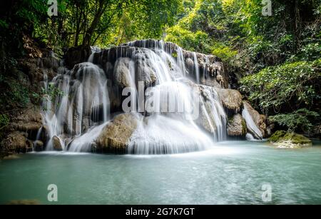 Parc national de Khuean Srinagarindra, chutes d'eau de Huay Mae Khamin, à Kanchanaburi, Thaïlande Banque D'Images