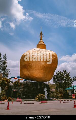 Wat Saman Rattanaram temple aux pétales de fleurs à Chachoengsao, Thaïlande Banque D'Images