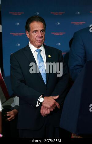 New York, NY, États-Unis. 14 juillet 2021. Andrew Cuomo, gouverneur de la Sate de New York, fait des remarques à la conférence de presse avec des représentants élus, Le clergé et les dirigeants communautaires à la suite de la première réunion de la communauté de prévention de la violence par armes à feu annonçant de nouveaux emplois et de nouvelles possibilités professionnelles pour les jeunes et ceux qui ont besoin d'emploi et d'autres ressources comme les problèmes de santé mentale à l'église baptiste Lenox Road le 14 juillet 2021 à New York. Crédit : Mpi43/Media Punch/Alamy Live News Banque D'Images