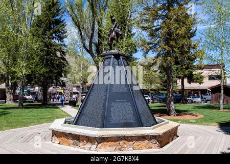 Jackson, Wyoming, Etats-Unis, 29 mai 2021 : le monument des vétérans de Jackson Hole se trouve au centre de la célèbre place de Jackson Town Square, à l'horizontale Banque D'Images