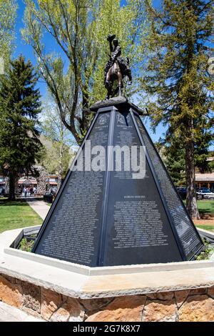 Jackson, Wyoming, Etats-Unis, 29 mai 2021 : le monument des vétérans de Jackson Hole se trouve au centre de la célèbre place de Jackson Town Square, verticale Banque D'Images