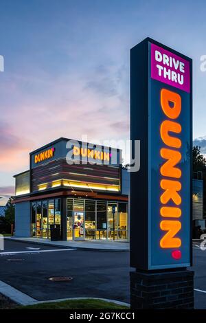 Café et boutique de beignets Dunkin' (anciennement Dunkin' Donuts) au crépuscule à Snellville, Géorgie, juste à l'est d'Atlanta sur la Highway 78. (ÉTATS-UNIS) Banque D'Images