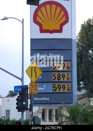 Los Angeles, Californie, États-Unis 12 juillet 2021 UNE vue générale de l'atmosphère des prix du gaz signer à Shell le 12 juillet 2021 à Los Angeles, Californie, États-Unis. Photo par Barry King/Alay stock photo Banque D'Images