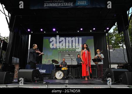 New York, États-Unis. 14 juillet 2021. La chanteuse Kavita Shah, accompagnée du Jazz Quintet, chante aux célébrations du 14 juillet à Summerstage à Central Park, New York, NY, le 14 juillet 2021. Le jour de la Bastille se réfère à la Fête nationale française, à l'anniversaire du contage de la Bastille le 14 juillet 1789, qui fait partie de la Révolution française et de l'unité de la France et à la fin du règne de la monarchie française. (Photo par Anthony Behar/Sipa USA) crédit: SIPA USA/Alay Live News Banque D'Images