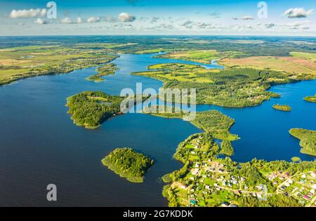 District de Lyepyel, région de Vitebsk, Bélarus. Vue aérienne du lac Lepel avec les petites îles naturelles Banque D'Images