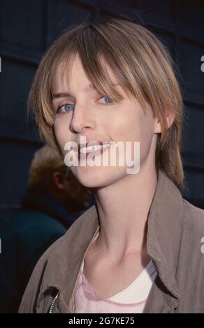 Stella Tennant à Helmut Lang Collection prêt-à-porter automne/hiver 2001 Homme Femme à New York le 15 février 2001. Crédit photo : Henry McGee/MediaPunch Banque D'Images