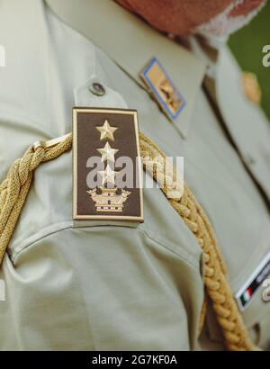 Bucarest, Roumanie - 14 juillet 2021: Profondeur de champ peu profonde (concentration sélective) détails avec un rang militaire général de trois étoiles de l'armée italienne (Gene Banque D'Images