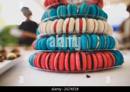 Détails de faible profondeur de champ (mise au point sélective) avec macarons sur une table. Banque D'Images