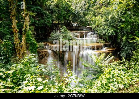 Parc national de Khuean Srinagarindra, chutes d'eau de Huay Mae Khamin, à Kanchanaburi, Thaïlande Banque D'Images