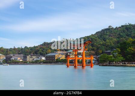 Torii flottant du sanctuaire d'Itsukushima à Hiroshima, Japon. Traduction : Temple d'Itsukishima, ancien nom du Sanctuaire d'Itsukushima. Banque D'Images