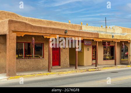 Taos, Nouveau-Mexique, Etats-Unis, 13 avril 2014: Magasins dans une structure construite avec adobe, un matériau fabriqué à partir de la terre et des matériaux organiques. Banque D'Images