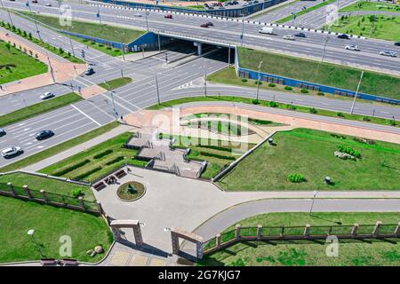 carrefour urbain. jour d'été lumineux. photographie aérienne avec drone. Banque D'Images