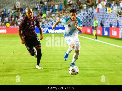 14 juil 2021: Guatamala avant Robin Betancenth (19) se bat au ballon contre le défenseur du Mexique Luis Rodriguez (21) dans la première moitié lors d'un match de la coupe d'or CONCACAF entre le Mexique et le Guatemala au stade Cotton Bowl à Dallas, TX le Mexique a battu Guatemala 3-0Albert Pena/CSM Banque D'Images