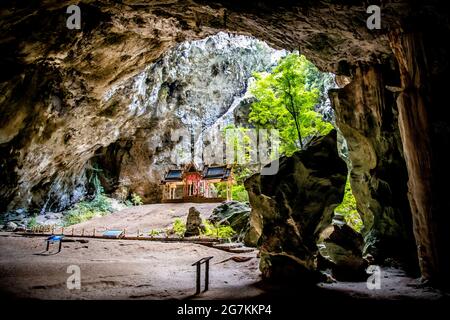 Grotte Phraya Nakhon, temple Khua Kamuehhat Pavillion dans le parc national Khao Sam Roi Yot à Prachuap Khiri Khan, Thaïlande Banque D'Images
