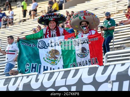 14 juillet 2021 : les fans du Mexique s'habillent et affichent des drapeaux lors d'un match de la coupe d'or CONCACAF entre le Mexique et le Guatemala au stade Cotton Bowl à Dallas, TX le Mexique a battu le Guatemala 3-0 Albert Pena/CSM Banque D'Images